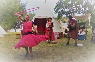 Jehan d'Abelhe et Agathe Émâat sur scène. Jehan d'Abelhe et Agathe Émâat sur scène.